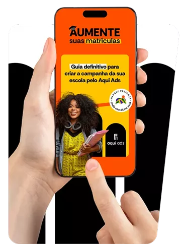 Celular exibindo guia Aumente suas matrículas - Aqui Ads