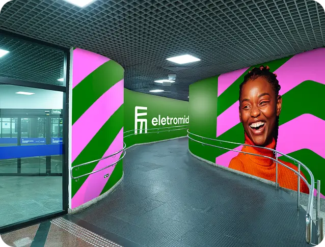 Tela de publicidade da Eletromidia instalada dentro de um aeroporto