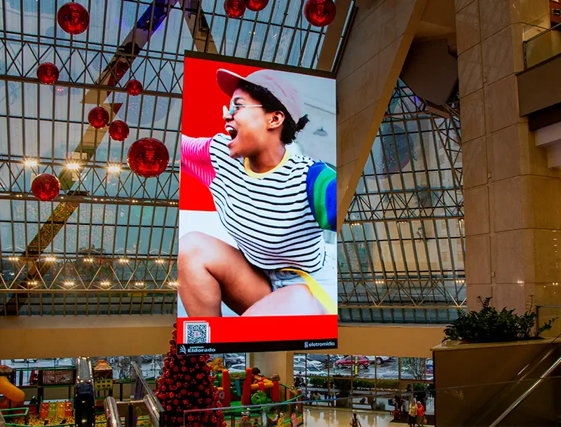 Tela de publicidade da Eletromidia instalada dentro de um shopping